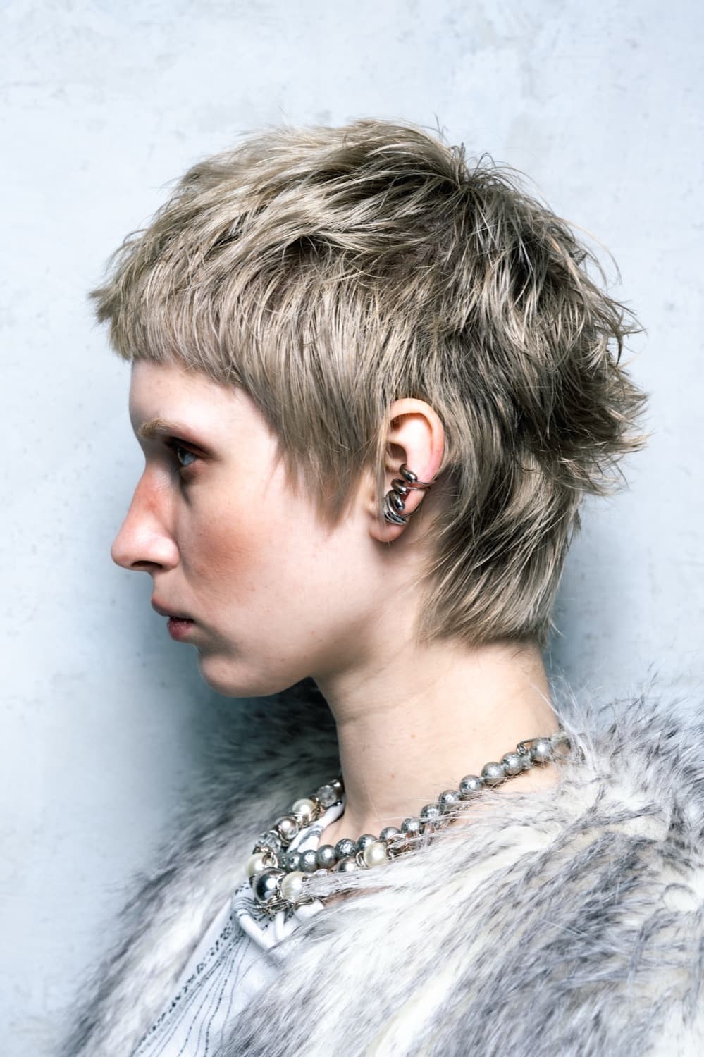 Profil krótka stryżenie pixie — FRIME