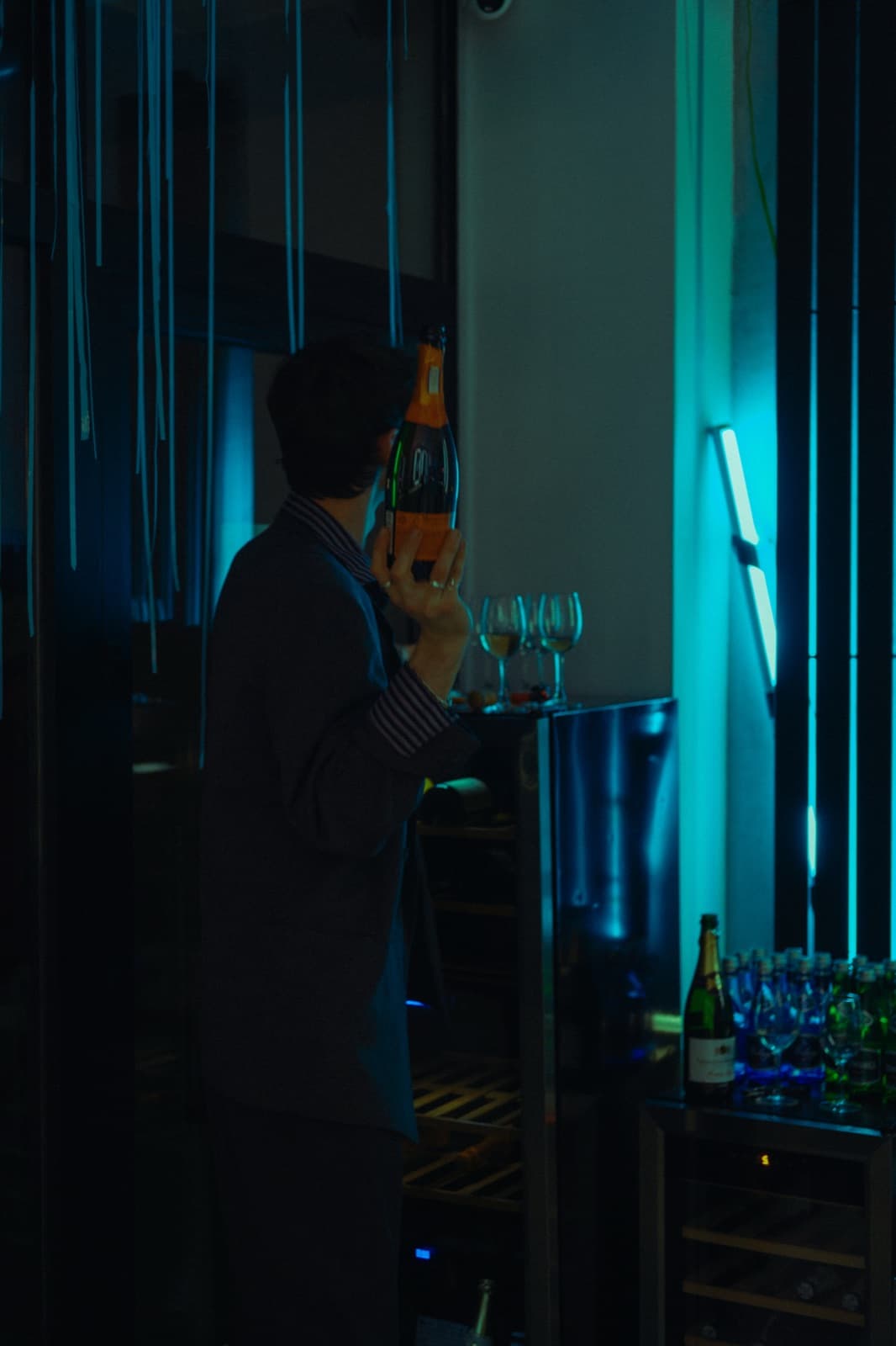 Wnętrze studia FRIME — bar i neonowe światło