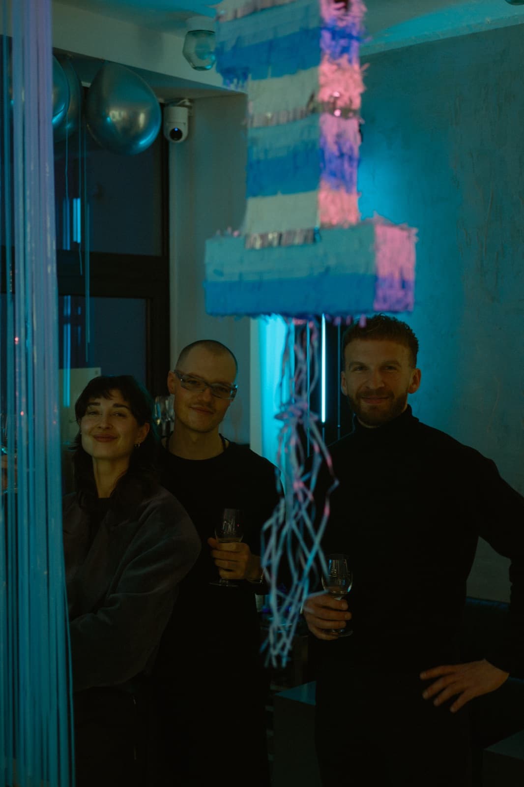 Goście pod biało-niebieską instalacją w studio FRIME