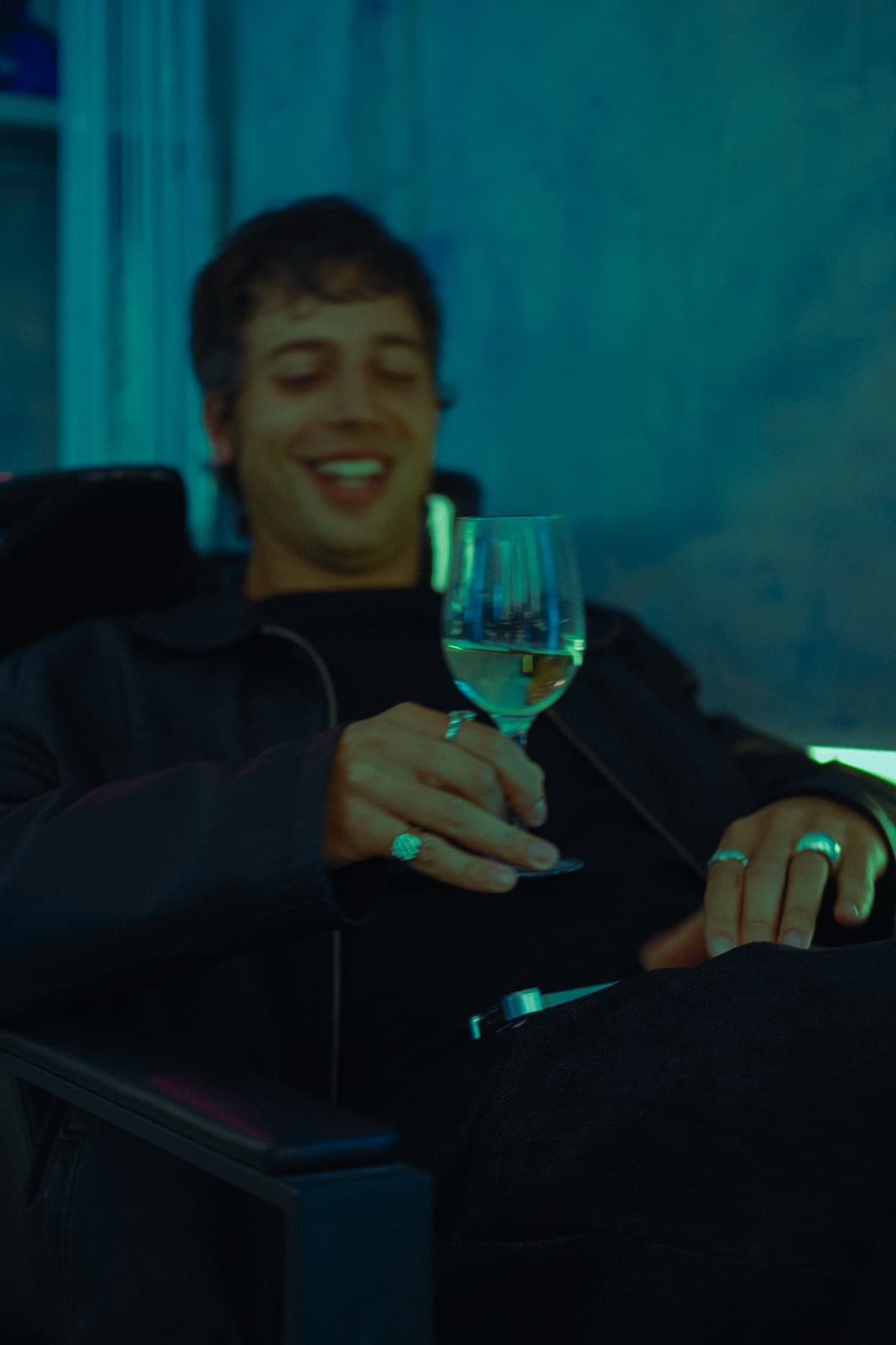 Uśmiechnięty gość z kieliszkiem na FRIME 1 urodziny