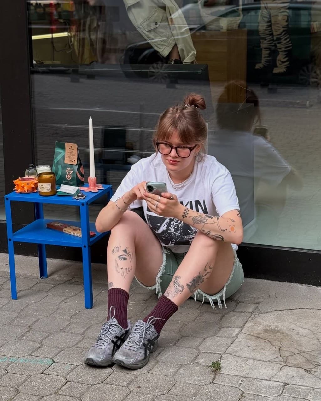 Gościni przed witryną FRIME przy niebieskim stoliku ze świecami